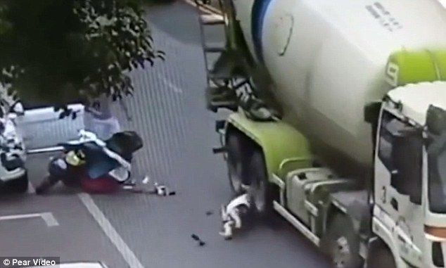 Người phụ nữ TQ bị xe bồn cán qua đầu và cái kết bất ngờ