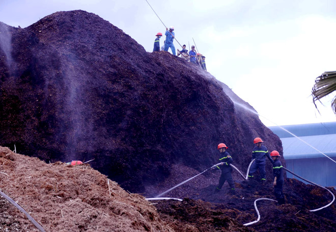 100 cảnh sát chữa cháy kho gỗ dăm