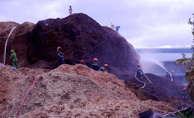 100 cảnh sát chữa cháy kho gỗ dăm