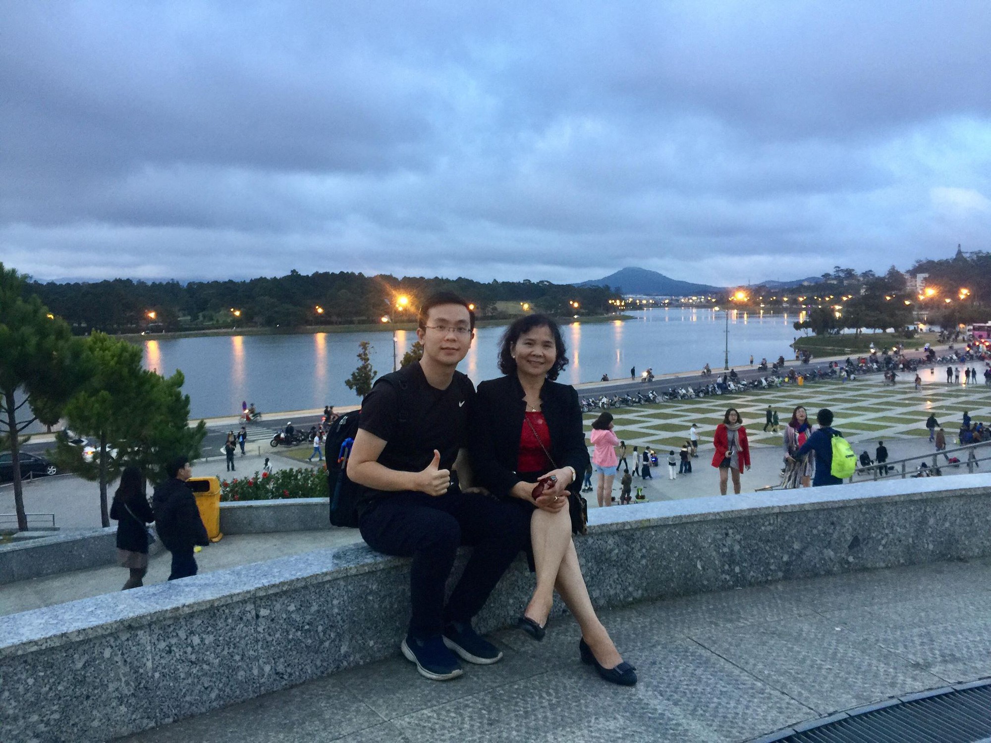 Người ta tắm bồn gỗ thông sang chảnh, mẹ nhà tôi thích ngụp lặn trong xô để tẩy uế tháng cô hồn thế này đây Người ta tắm bồn gỗ thông sang chảnh, mẹ nhà tôi thích ngụp lặn trong xô để tẩy uế tháng cô hồn thế này đây