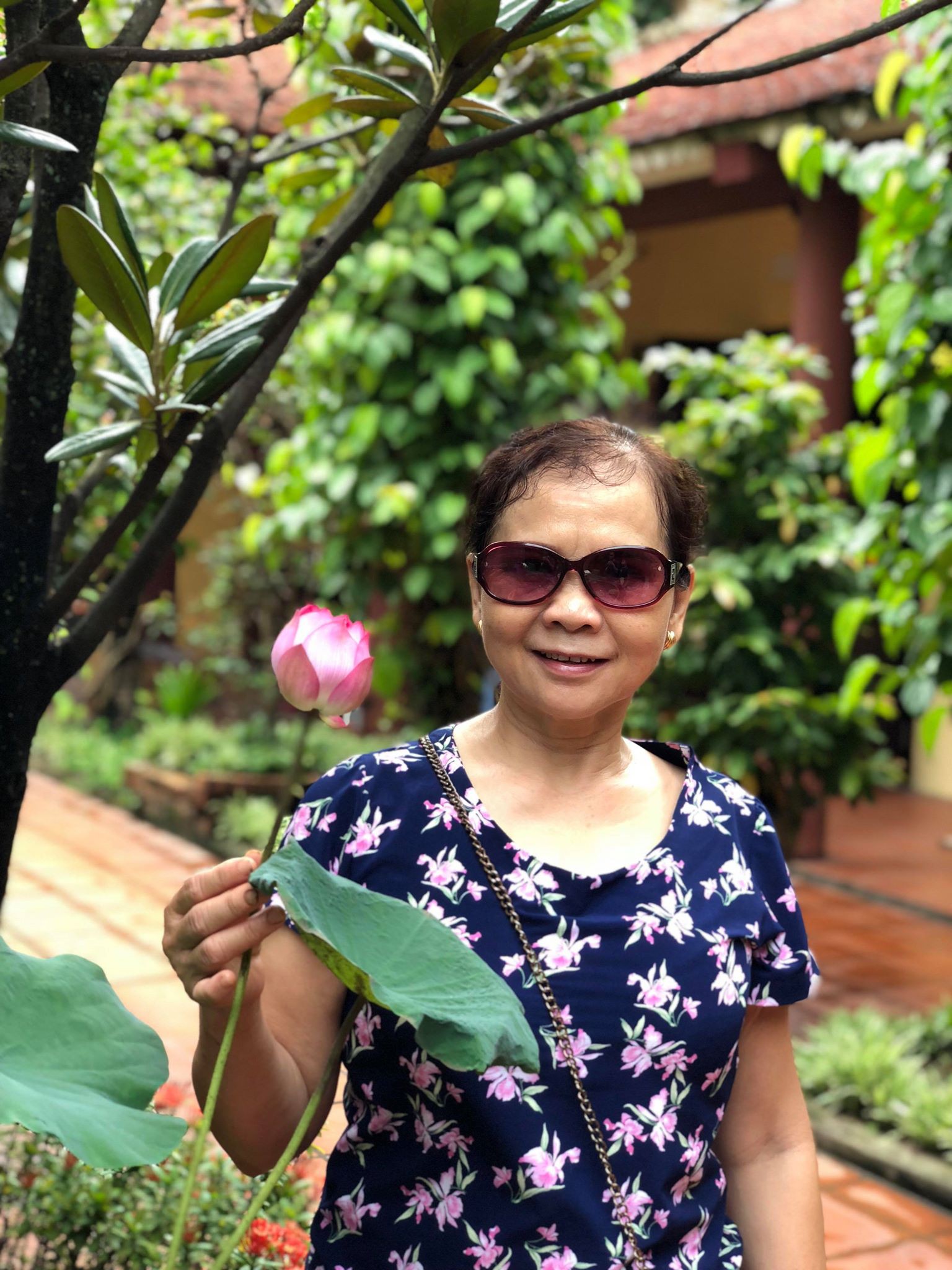 Người ta tắm bồn gỗ thông sang chảnh, mẹ nhà tôi thích ngụp lặn trong xô để tẩy uế tháng cô hồn thế này đây Người ta tắm bồn gỗ thông sang chảnh, mẹ nhà tôi thích ngụp lặn trong xô để tẩy uế tháng cô hồn thế này đây