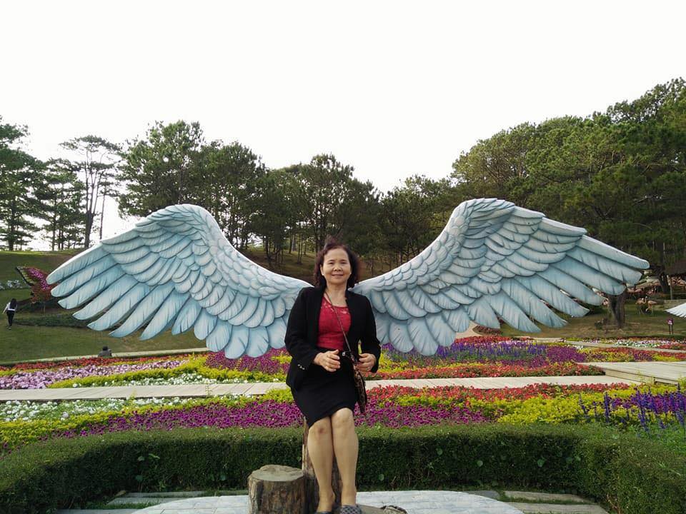 Người ta tắm bồn gỗ thông sang chảnh, mẹ nhà tôi thích ngụp lặn trong xô để tẩy uế tháng cô hồn thế này đây Người ta tắm bồn gỗ thông sang chảnh, mẹ nhà tôi thích ngụp lặn trong xô để tẩy uế tháng cô hồn thế này đây