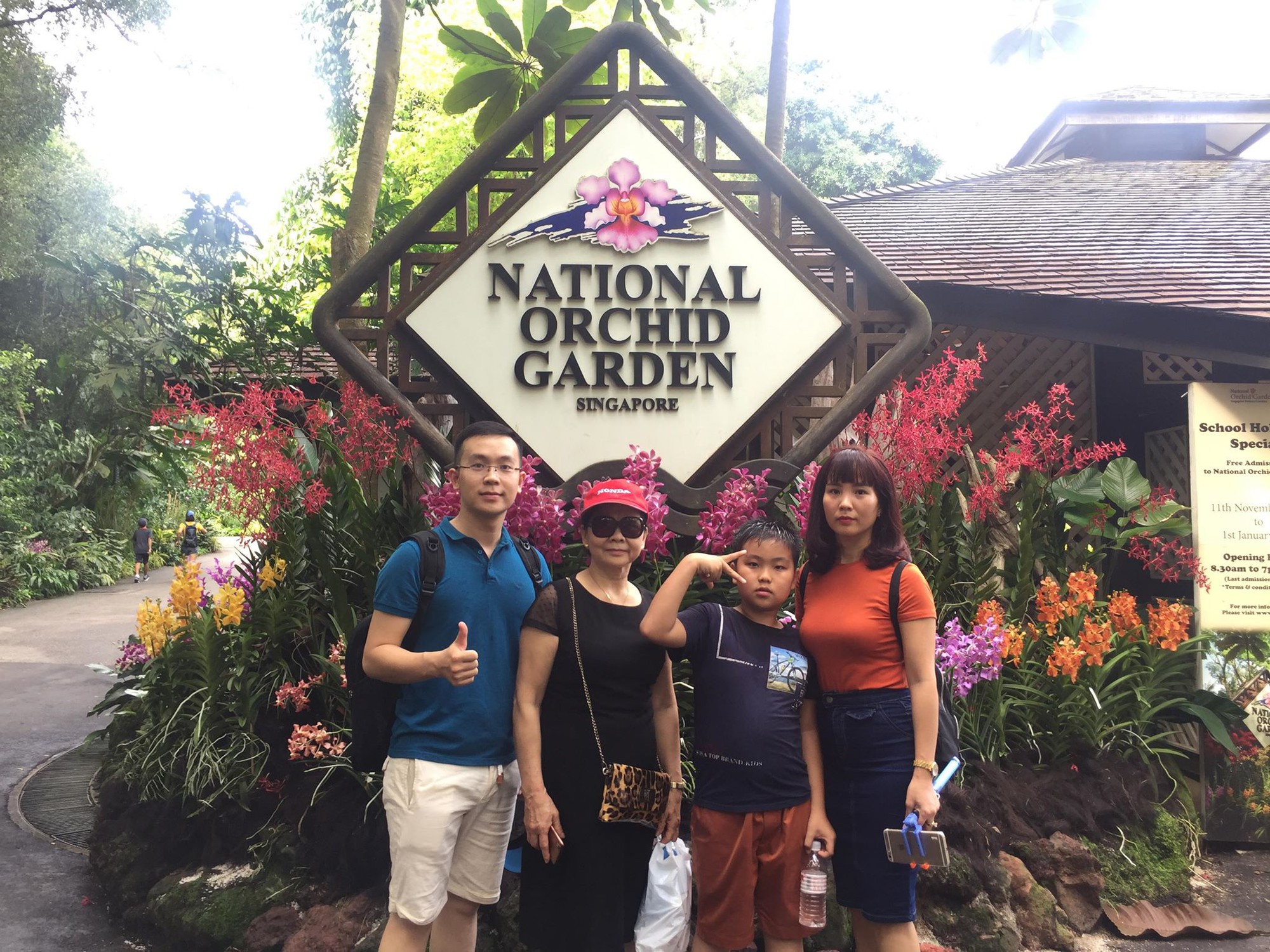 Người ta tắm bồn gỗ thông sang chảnh, mẹ nhà tôi thích ngụp lặn trong xô để tẩy uế tháng cô hồn thế này đây