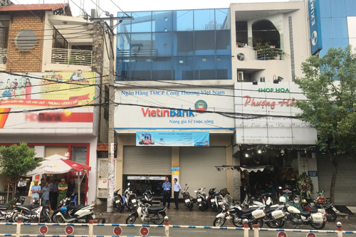 Nam thanh niên cầm dao cướp ngân hàng ở Sài Gòn