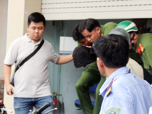 Nam thanh niên cầm dao cướp ngân hàng ở Sài Gòn