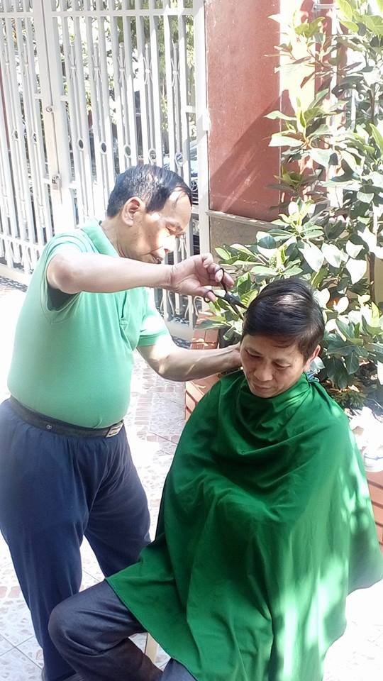 Hình ảnh ông cắt tóc cho bố và lời nhắn nhủ cảm động: Dù bao nhiêu tuổi, tình cha vẫn vậy!