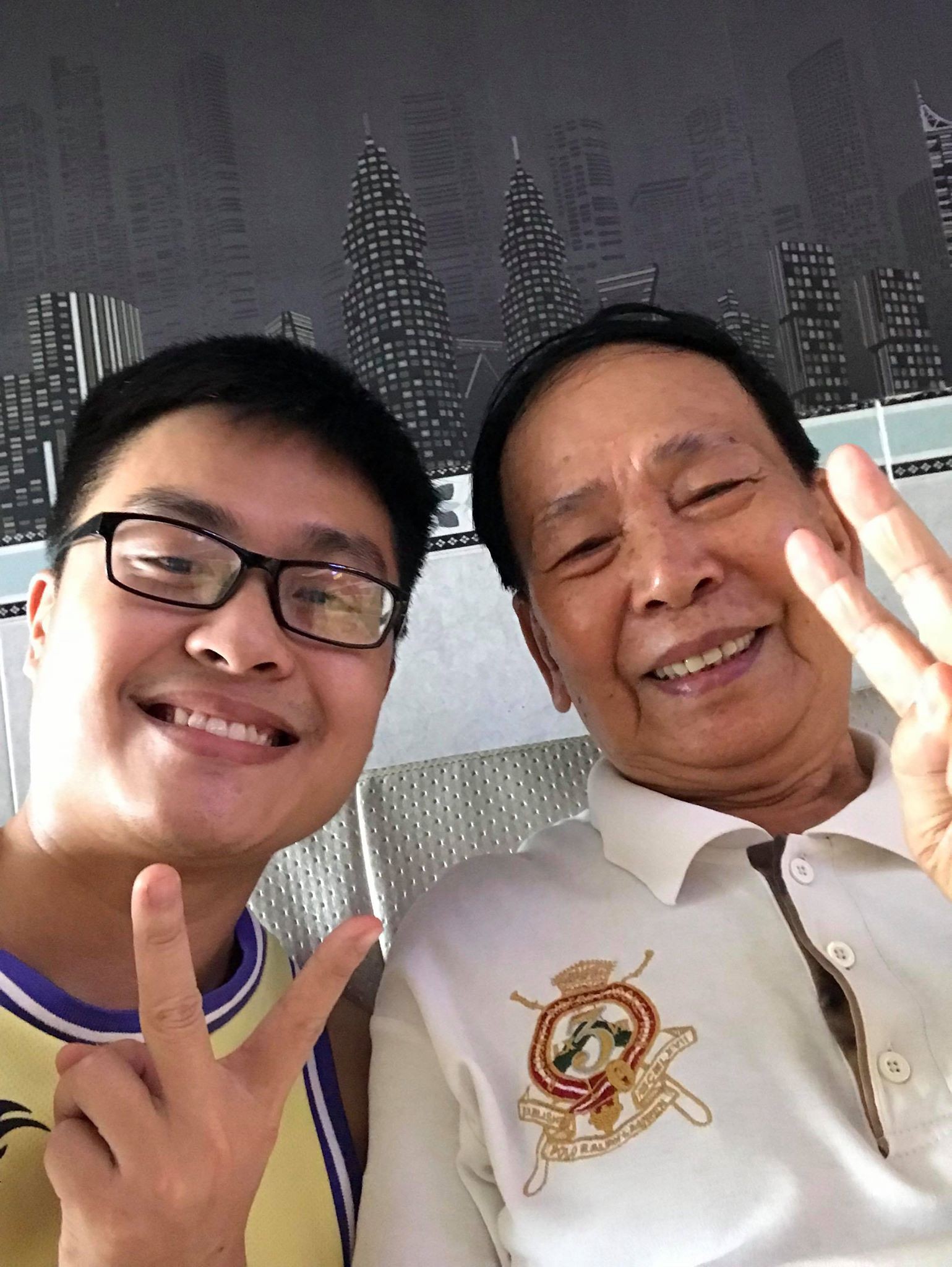 Hình ảnh ông cắt tóc cho bố và lời nhắn nhủ cảm động: Dù bao nhiêu tuổi, tình cha vẫn vậy!