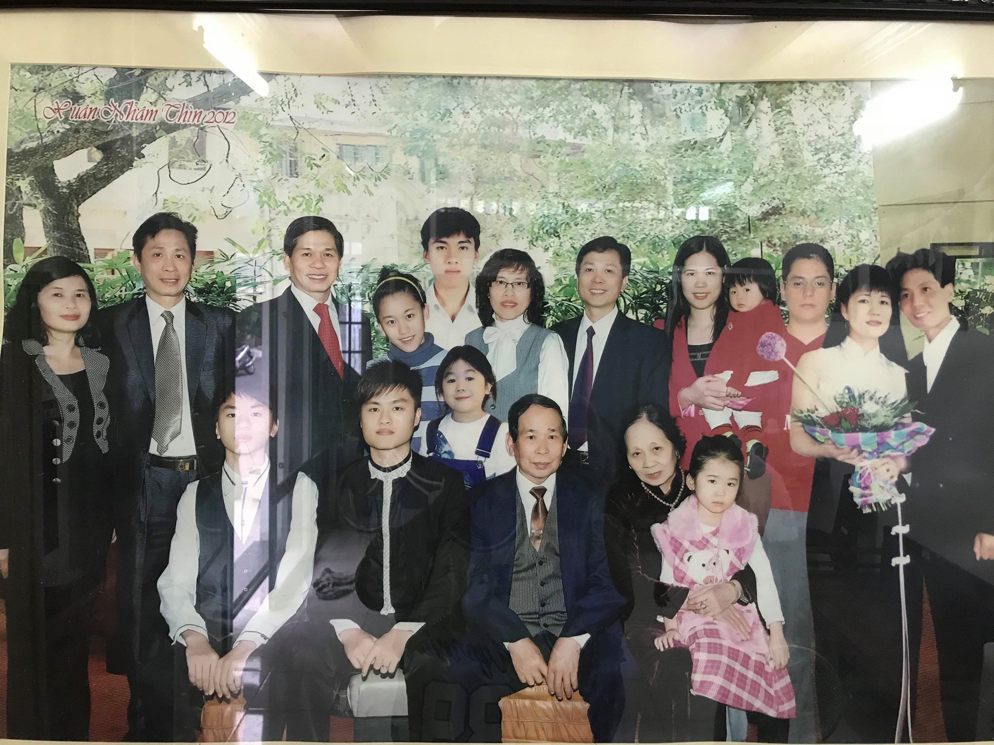 Hình ảnh ông cắt tóc cho bố và lời nhắn nhủ cảm động: Dù bao nhiêu tuổi, tình cha vẫn vậy!