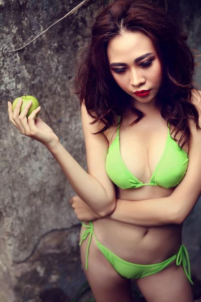 Bạn gái Cường đô la lại tung ảnh áo tắm khoe dáng nuột nà