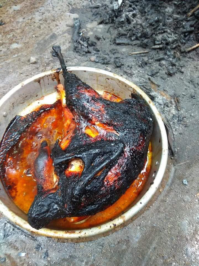 Về ra mắt bố mẹ vợ tương lai, nam thanh niên xắn tay trổ tài món gà nướng nhưng thành phẩm ra lò lại là gà chết cháy