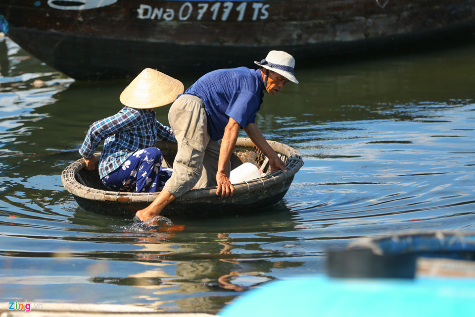 Cảng cá lớn nhất miền Trung nồng nặc mùi hôi thối