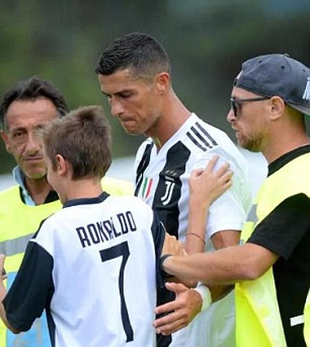 Cận cảnh: Ronaldo phải bỏ dở trận đấu vì bị fan quây kín