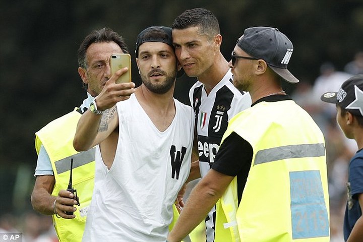 Cận cảnh: Ronaldo phải bỏ dở trận đấu vì bị fan quây kín