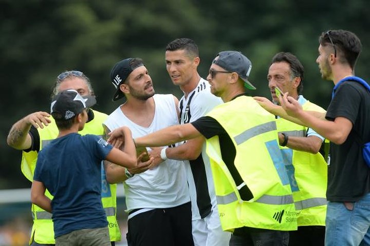 Cận cảnh: Ronaldo phải bỏ dở trận đấu vì bị fan quây kín