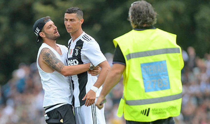 Cận cảnh: Ronaldo phải bỏ dở trận đấu vì bị fan quây kín