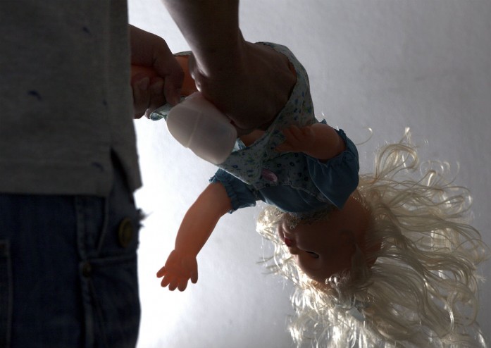 Anh: Kinh hoàng bé gái bị cha mẹ đẻ lạm dụng mà không biết