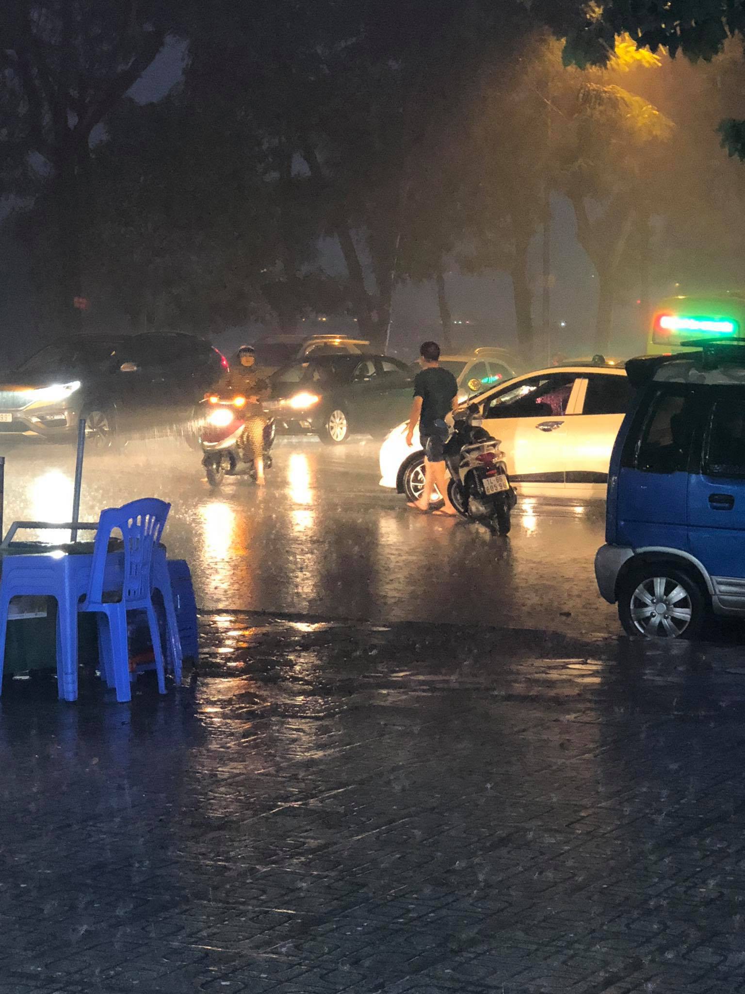 Thanh niên dầm mưa đứng phân luồng giao thông nhận được nhiều bình luận tích cực từ cư dân mạng