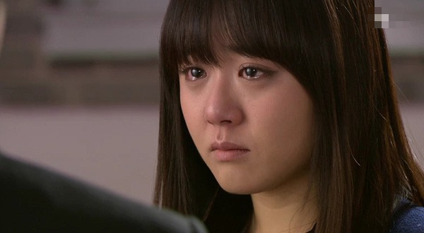 Vừa mừng vì rể hiền ghi điểm với bố mẹ, cô gái đã đau đớn phát hiện tin nhắn lạ từ điện thoại bỏ quên