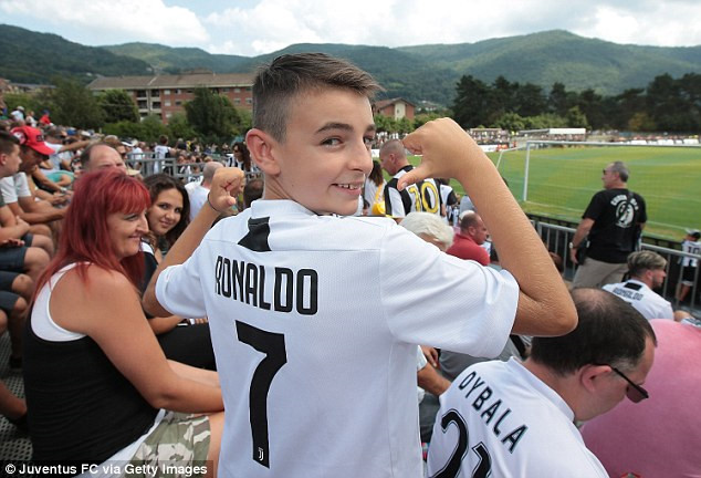 Ronaldo mất 8 phút để có bàn đầu tiên cho Juventus