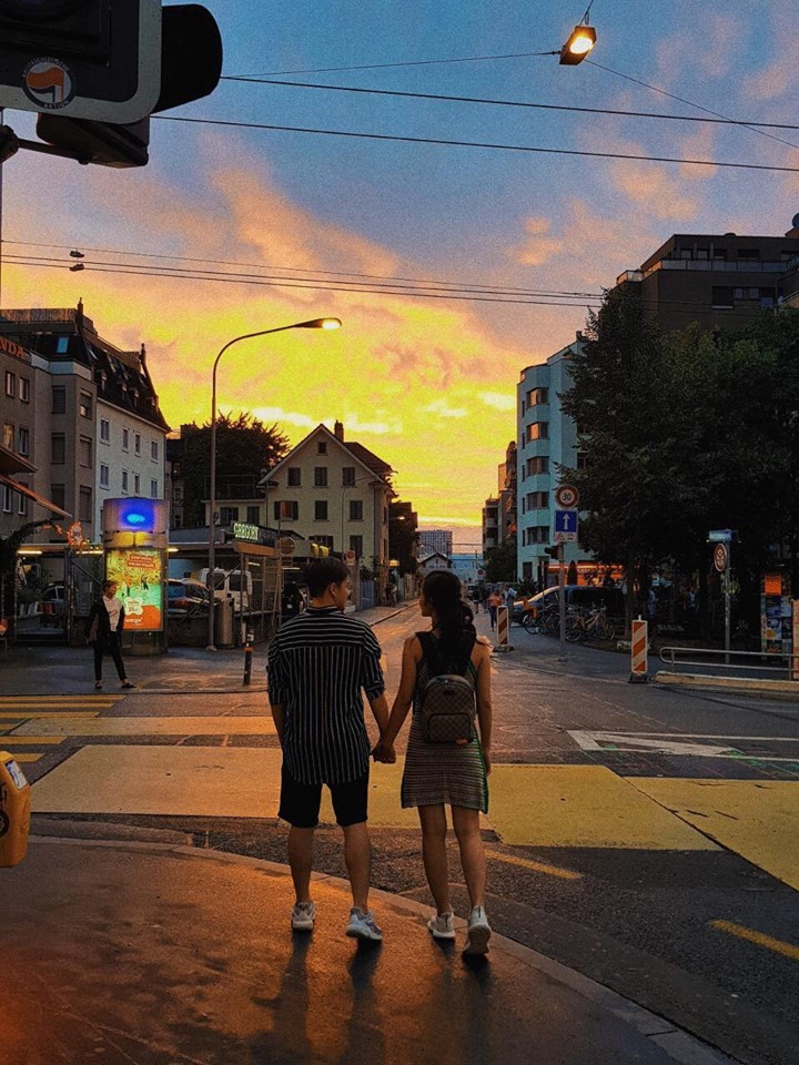 Khoảnh khắc lãng mạn của Đông Nhi - Ông Cao Thắng dưới hoàng hôn Thuỵ Sĩ khiến fan ồ ạt hỏi thăm: Bao giờ mới cưới?