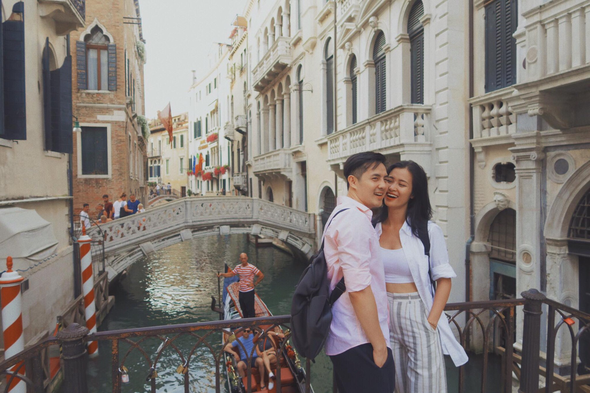 Khoảnh khắc lãng mạn của Đông Nhi - Ông Cao Thắng dưới hoàng hôn Thuỵ Sĩ khiến fan ồ ạt hỏi thăm: Bao giờ mới cưới?