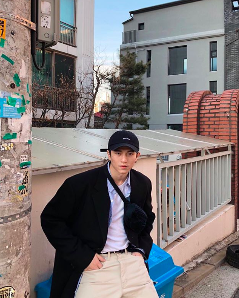 Chàng trai HongKong gây sốt với vẻ ngoài cực tài tử và bụi bặm