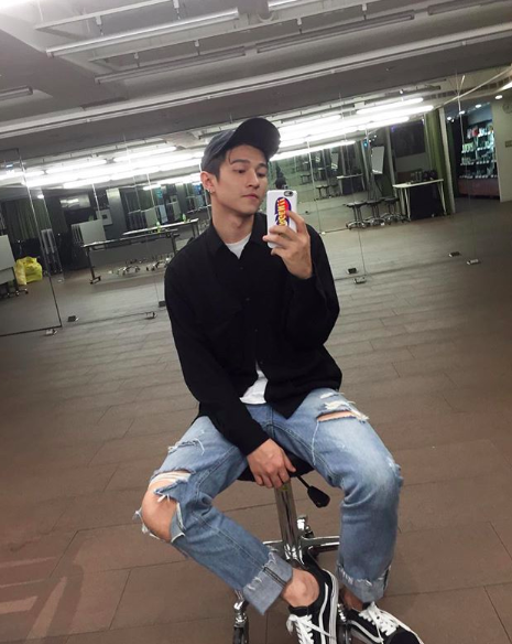 Chàng trai HongKong gây sốt với vẻ ngoài cực tài tử và bụi bặm