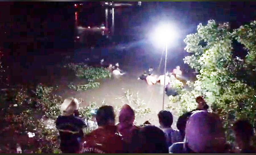 Xe máy kẹp 4 ôm cua lao xuống sông trong đêm, 2 người tử vong