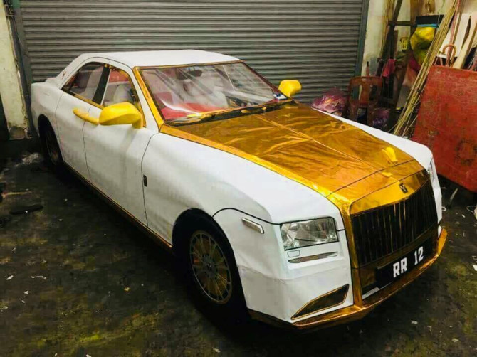 Cúng cô hồn bằng siêu xe dát vàng, biệt thự khủng, quần áo thời trang hàng hiệu