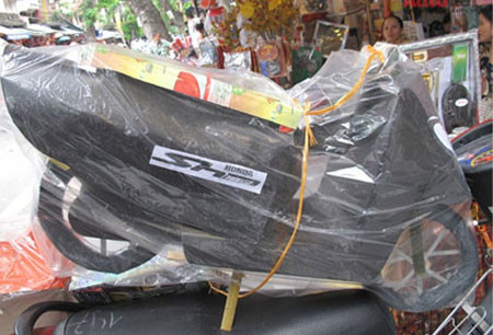 Cúng cô hồn bằng siêu xe dát vàng, biệt thự khủng, quần áo thời trang hàng hiệu