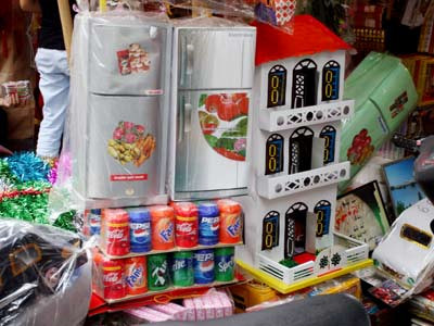 Cúng cô hồn bằng siêu xe dát vàng, biệt thự khủng, quần áo thời trang hàng hiệu