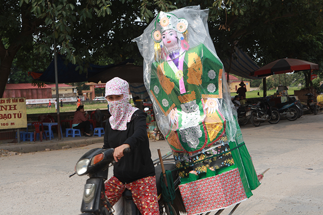 Tháng cô hồn, thủ phủ vàng mã bán cả cô dâu, chú rể