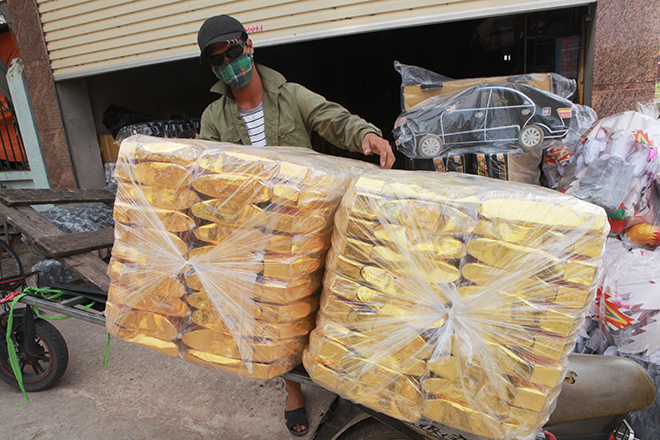 Tháng cô hồn, thủ phủ vàng mã bán cả cô dâu, chú rể