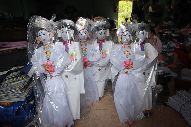 Tháng cô hồn, thủ phủ vàng mã bán cả cô dâu, chú rể