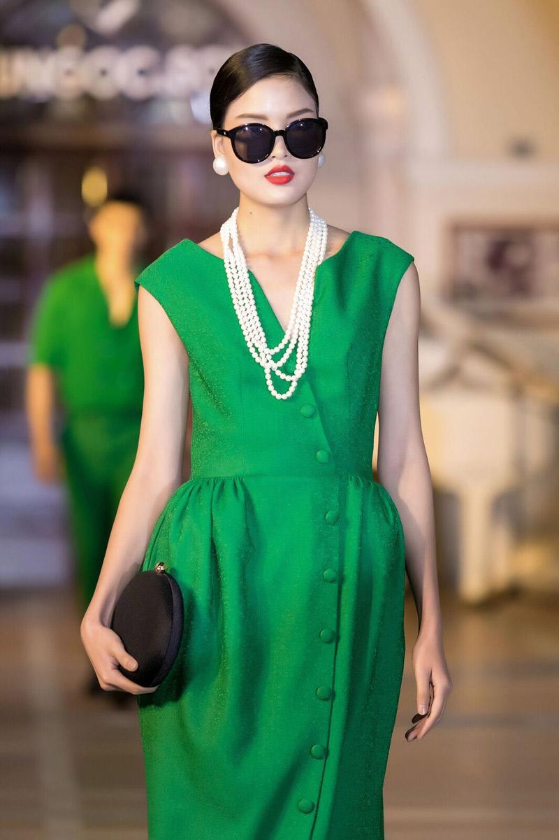 Từ thảm hoạ thời trang, áo vest vai ngang nay lại trở thành xu hướng thời trang mới