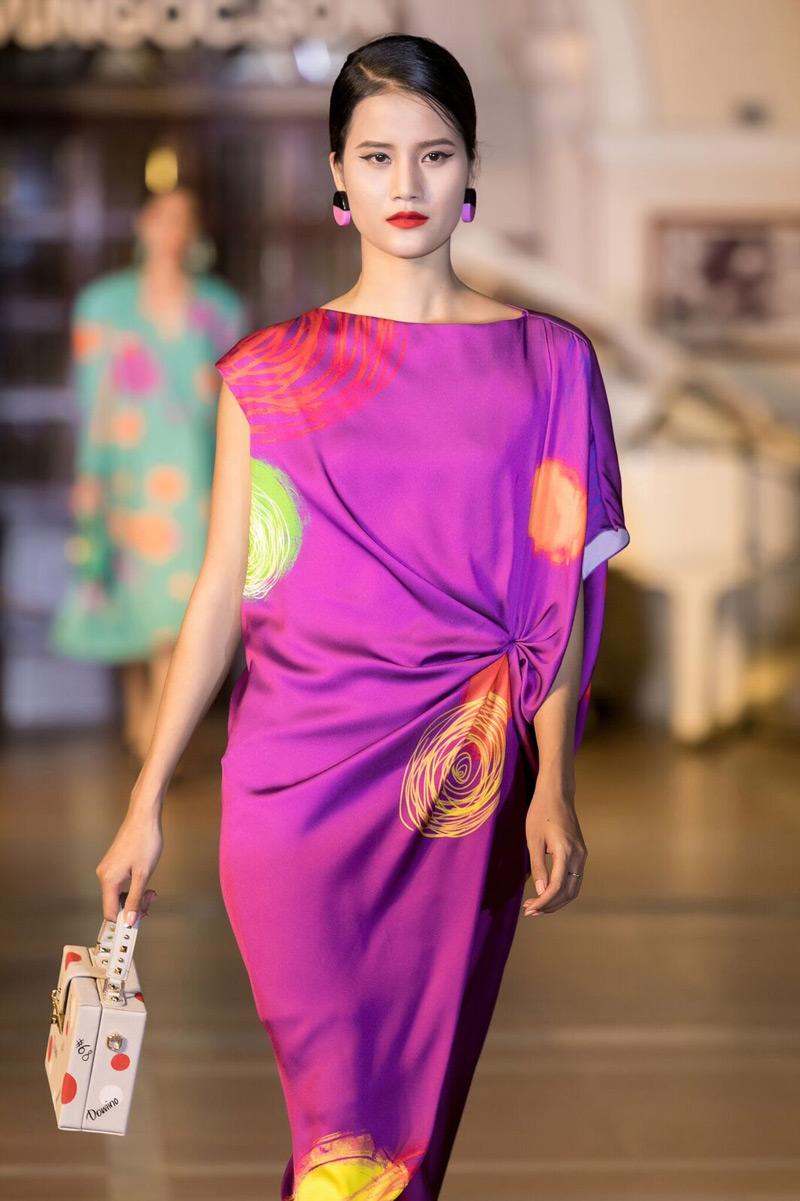 Từ thảm hoạ thời trang, áo vest vai ngang nay lại trở thành xu hướng thời trang mới