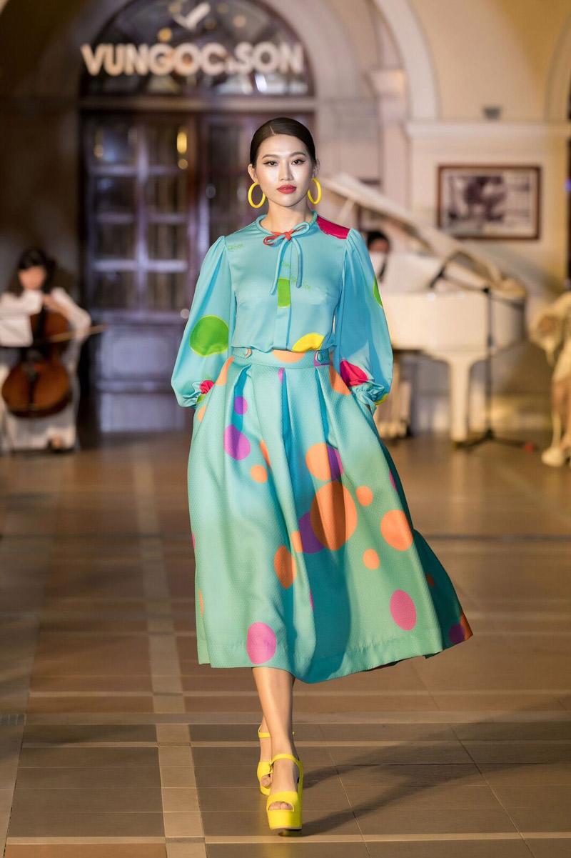 Từ thảm hoạ thời trang, áo vest vai ngang nay lại trở thành xu hướng thời trang mới