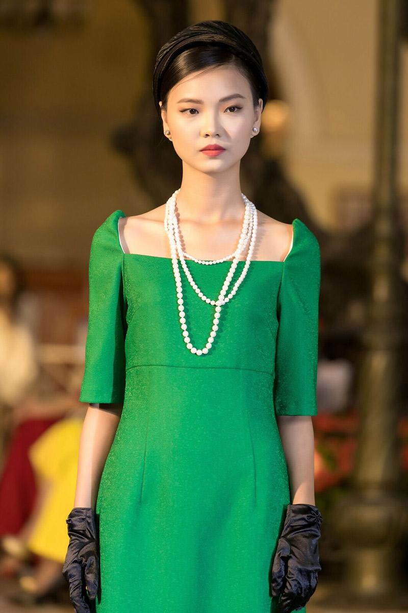 Từ thảm hoạ thời trang, áo vest vai ngang nay lại trở thành xu hướng thời trang mới