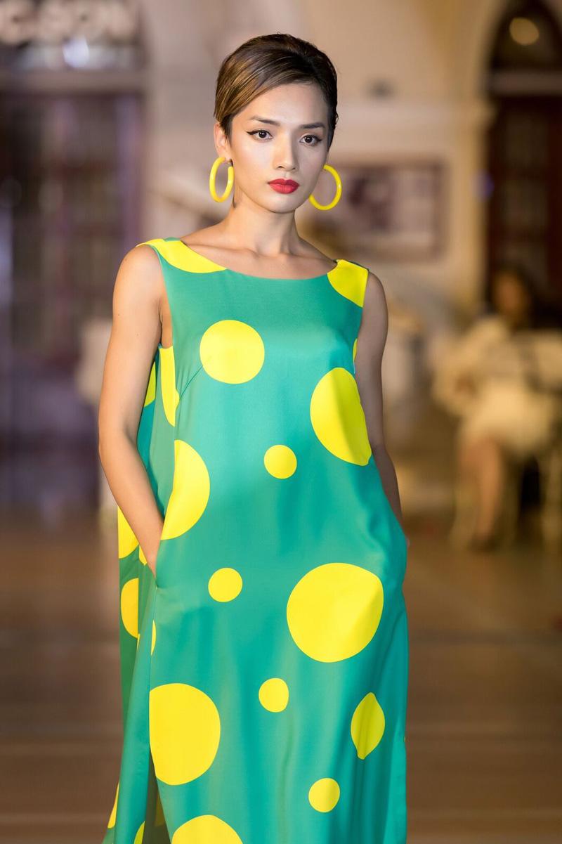 Từ thảm hoạ thời trang, áo vest vai ngang nay lại trở thành xu hướng thời trang mới