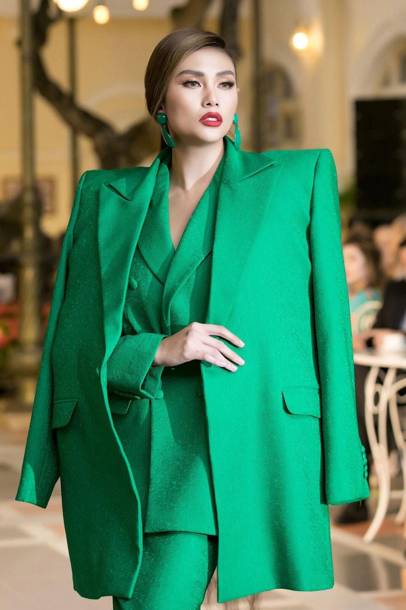 Từ thảm hoạ thời trang, áo vest vai ngang nay lại trở thành xu hướng thời trang mới