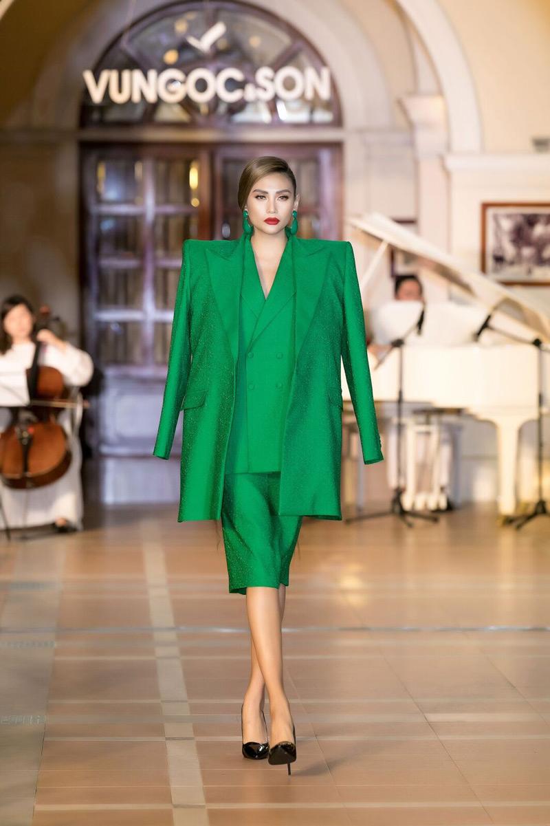 Từ thảm hoạ thời trang, áo vest vai ngang nay lại trở thành xu hướng thời trang mới