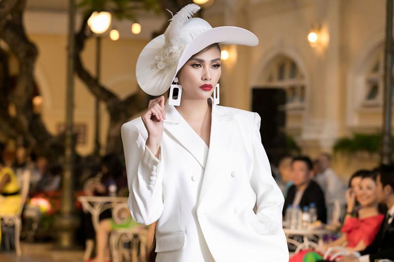 Từ thảm hoạ thời trang, áo vest vai ngang nay lại trở thành xu hướng thời trang mới