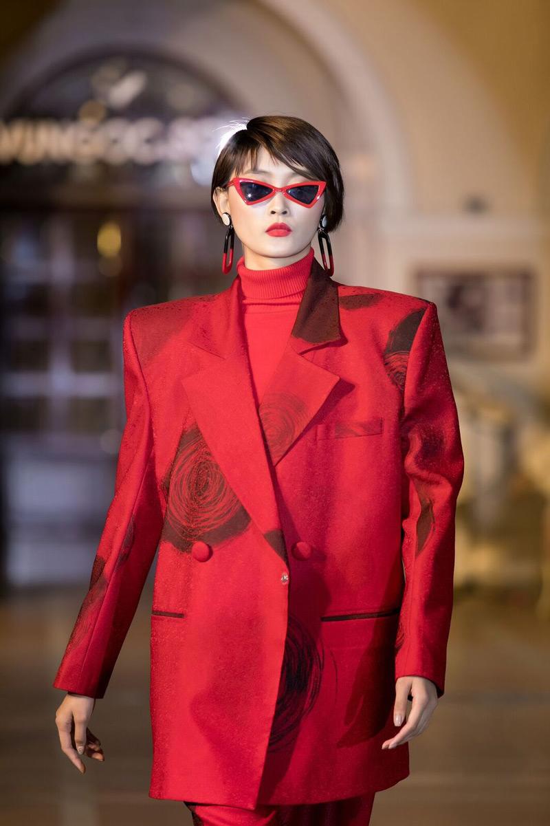 Từ thảm hoạ thời trang, áo vest vai ngang nay lại trở thành xu hướng thời trang mới