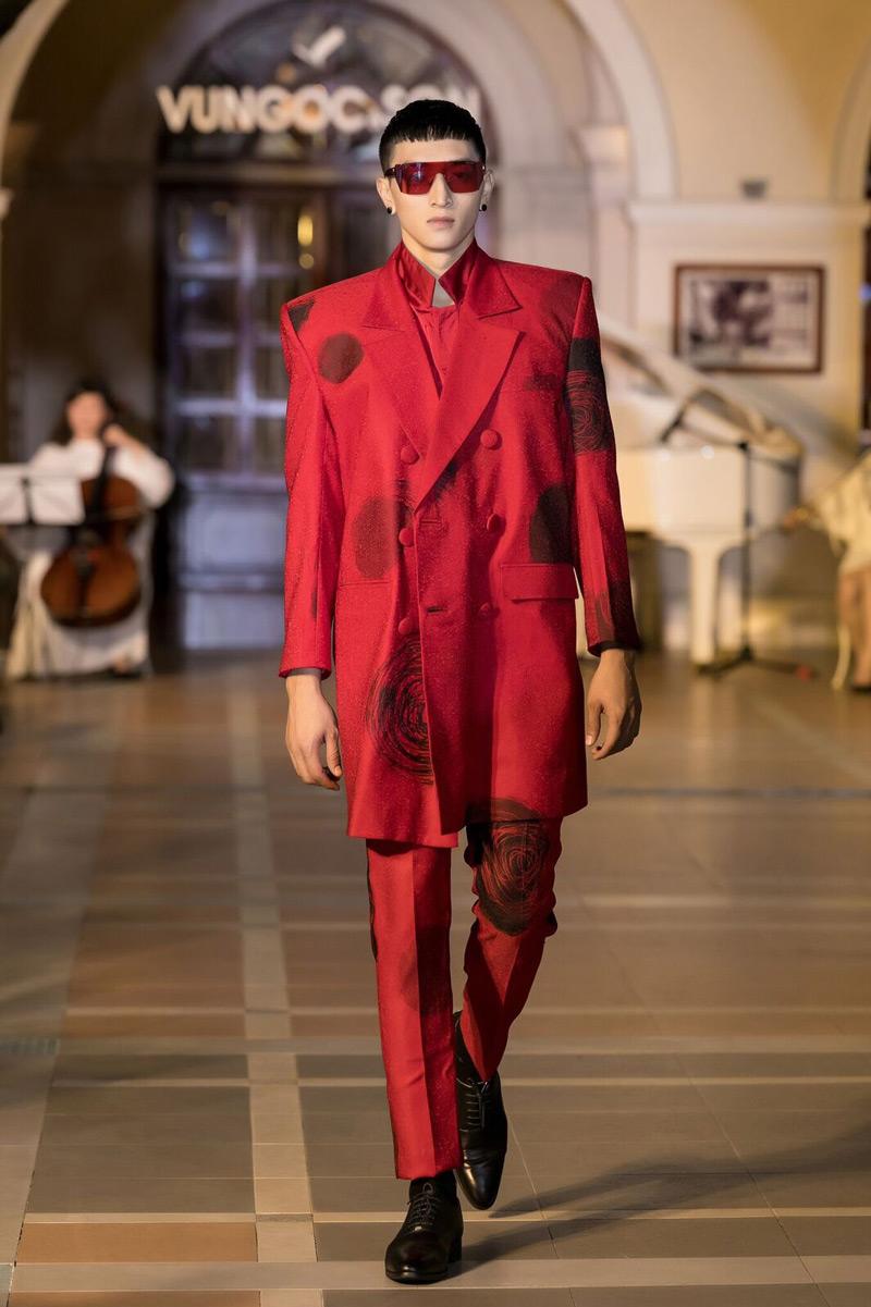 Từ thảm hoạ thời trang, áo vest vai ngang nay lại trở thành xu hướng thời trang mới