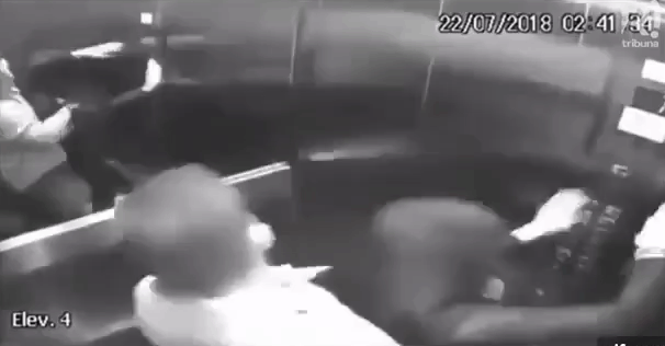 Dân mạng Brazil phẫn nộ trước cảnh chồng bạo hành vợ trong thang máy đến chết rồi xô ngã từ tầng 5 xuống đất để dựng hiện trường giả Dân mạng Brazil phẫn nộ trước cảnh chồng bạo hành vợ trong thang máy đến chết rồi xô ngã từ tầng 5 xuống đất để dựng hiện trường giả