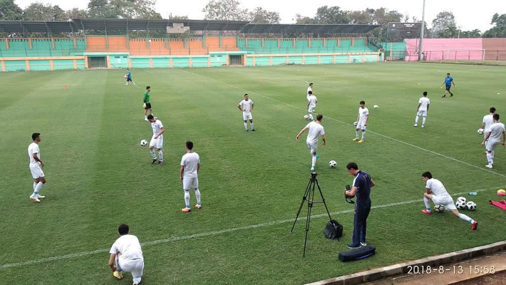 Tất cả các đội đều có sân tập đẹp, hà cớ gì U23 Việt Nam phải đi cày mặt ruộng?