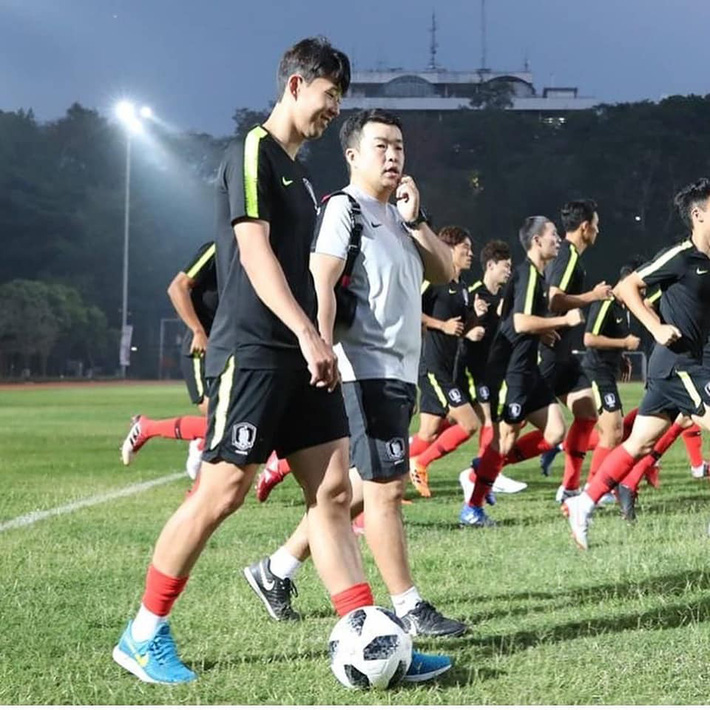 Tất cả các đội đều có sân tập đẹp, hà cớ gì U23 Việt Nam phải đi cày mặt ruộng?