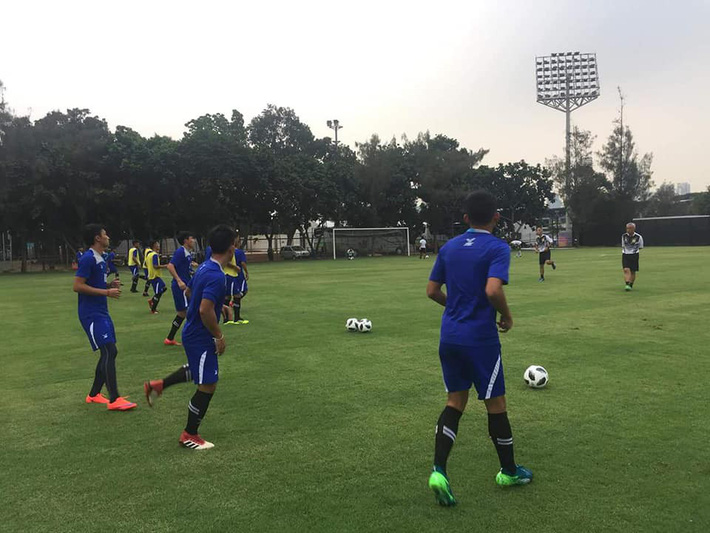 Tất cả các đội đều có sân tập đẹp, hà cớ gì U23 Việt Nam phải đi cày mặt ruộng?