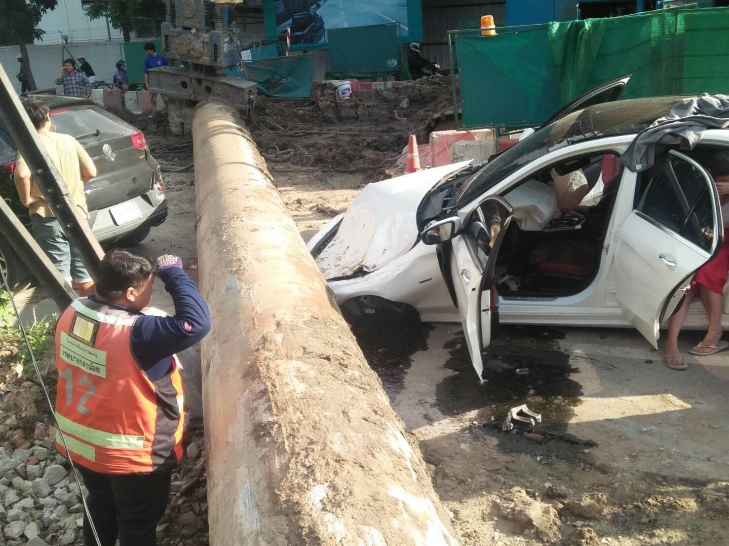 Rợn người cảnh cột thép 4 tấn đè bẹp đầu xe Mercedes của cô gái Thái