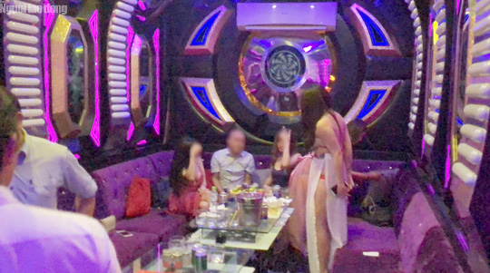 Theo chân tổ kiểm tra vào các nhà hàng nhạy cảm trung tâm Sài Gòn